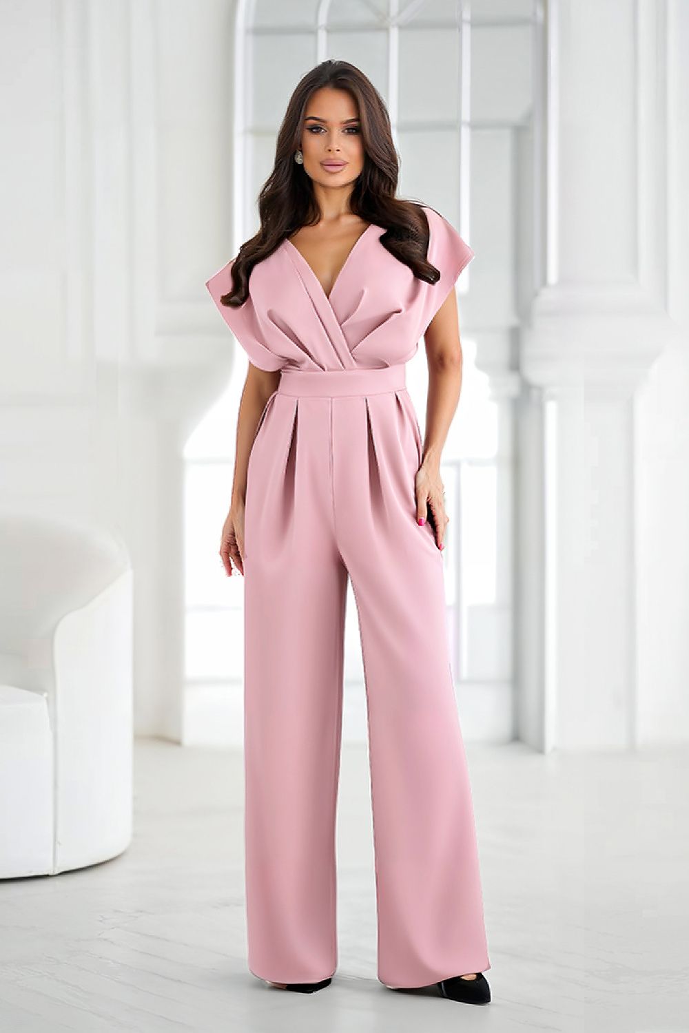 Жена в розов гащеризон AuroraBG ✨ Elegant Anabell – Стилен гащеризон с разкроени крачоли и колан