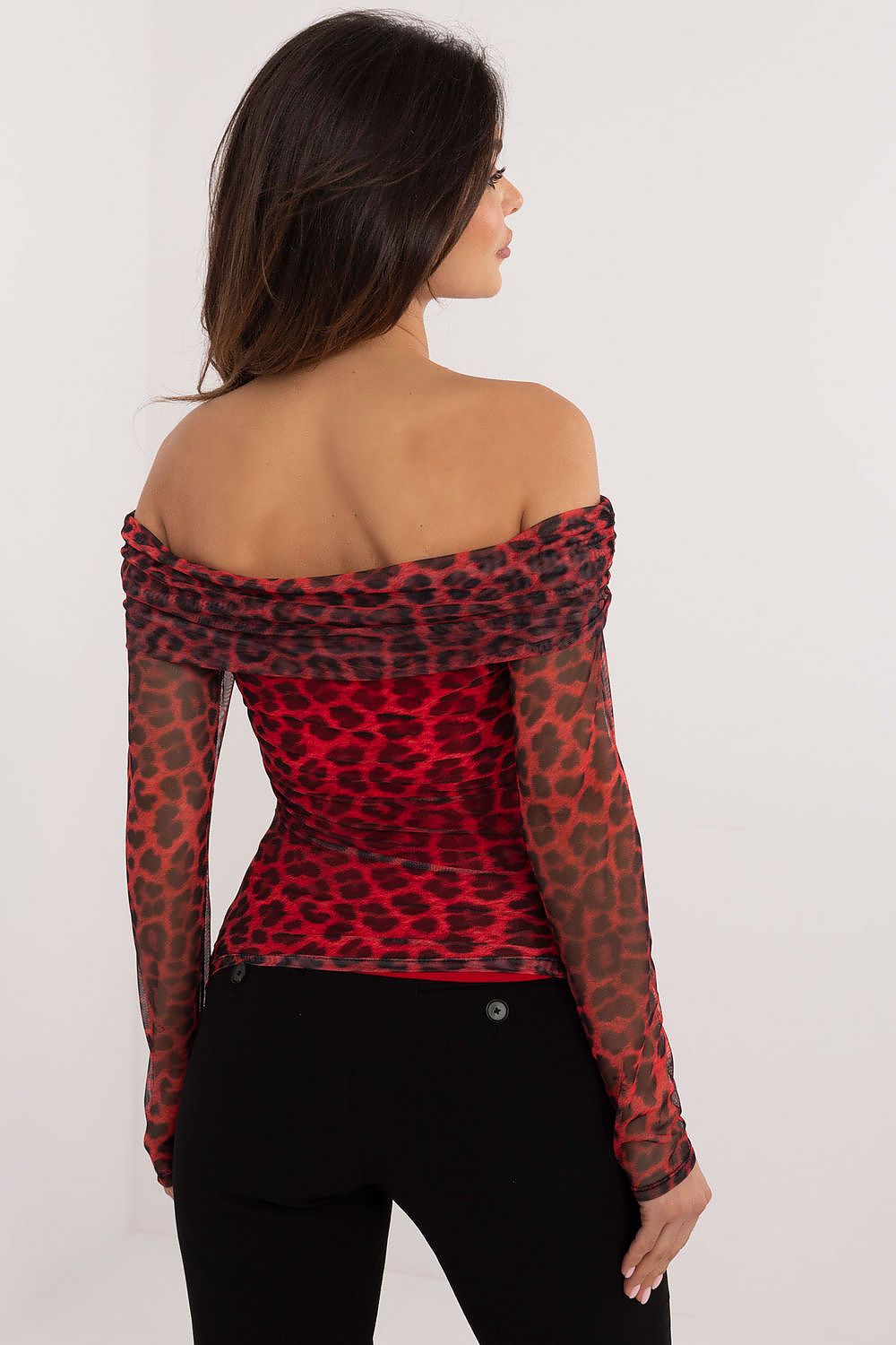 Leopard Larissa – Блуза с испанско деколте и животински принт в червено и черно от AuroraBG