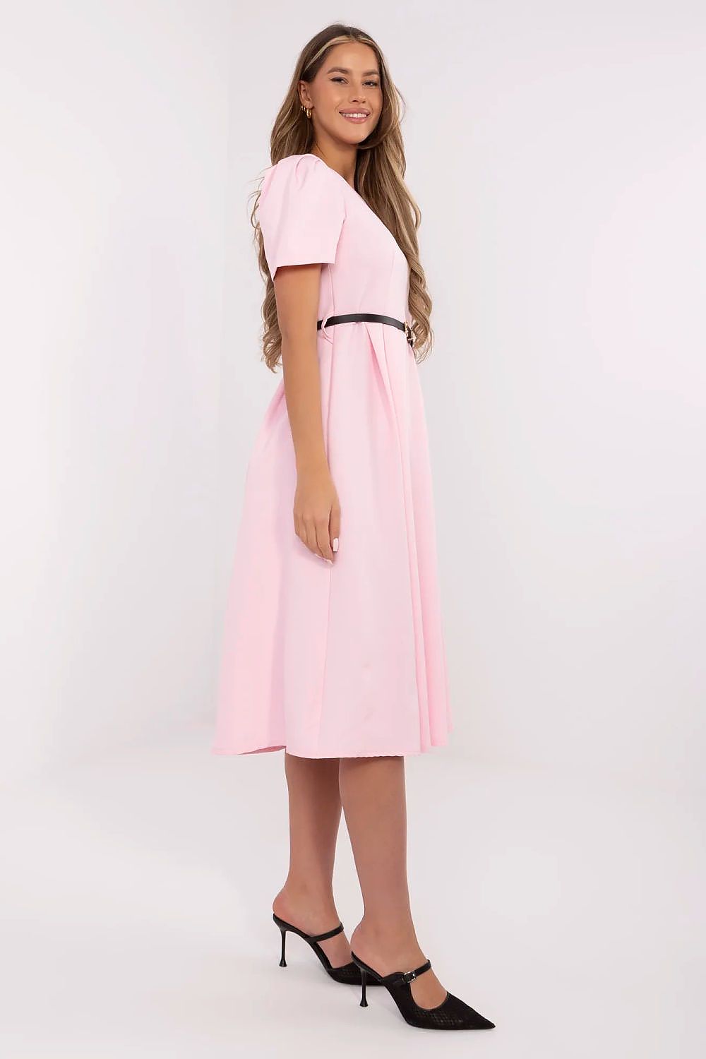 Рокля Pink Serenity – Класическа елегантност и комфорт в светлорозов цвят с къси ръкави и колан