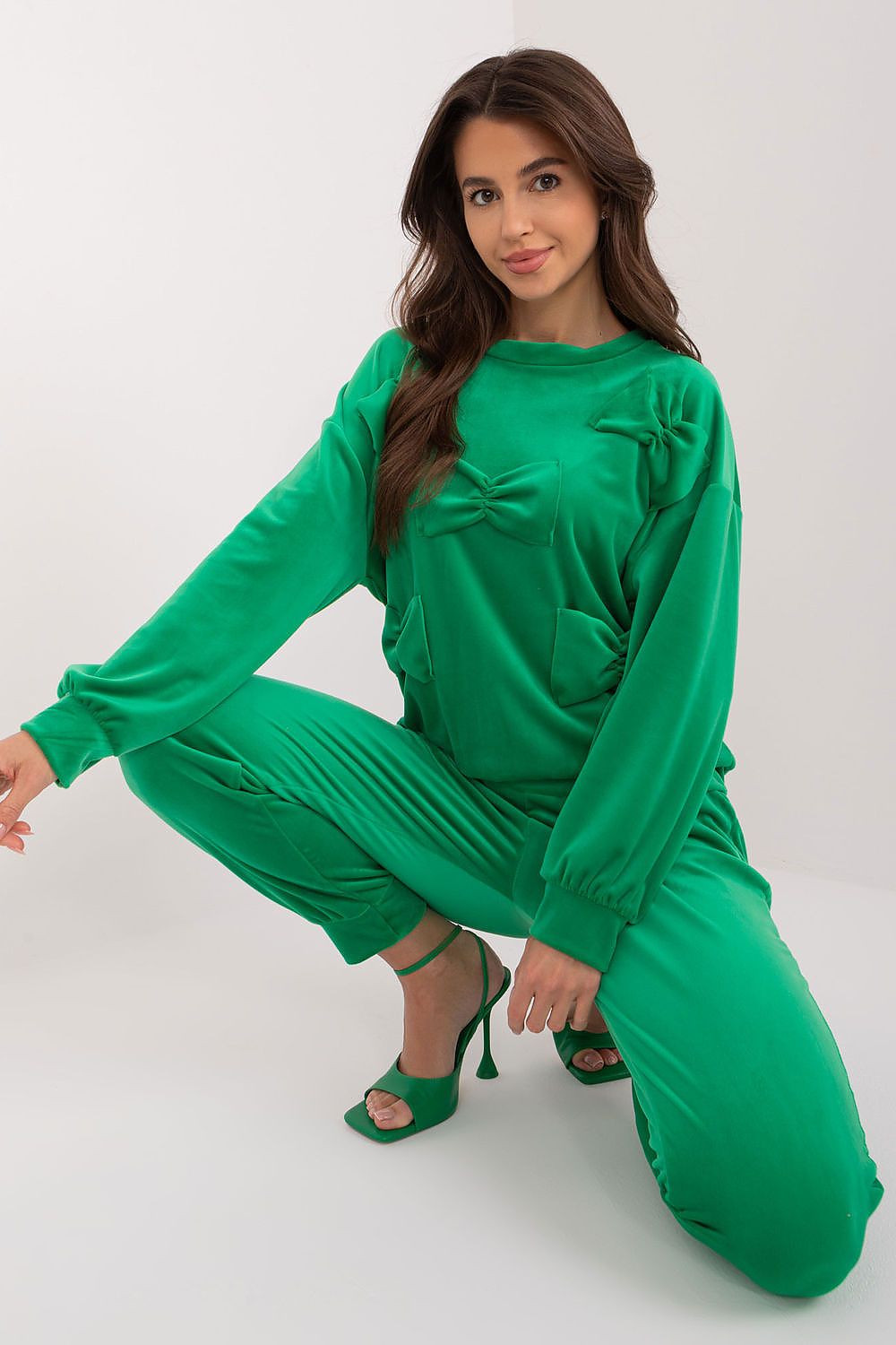 💚 Verde Mia – Кадифен зелен комплект с панделки, облечен от жена в модерен стил
